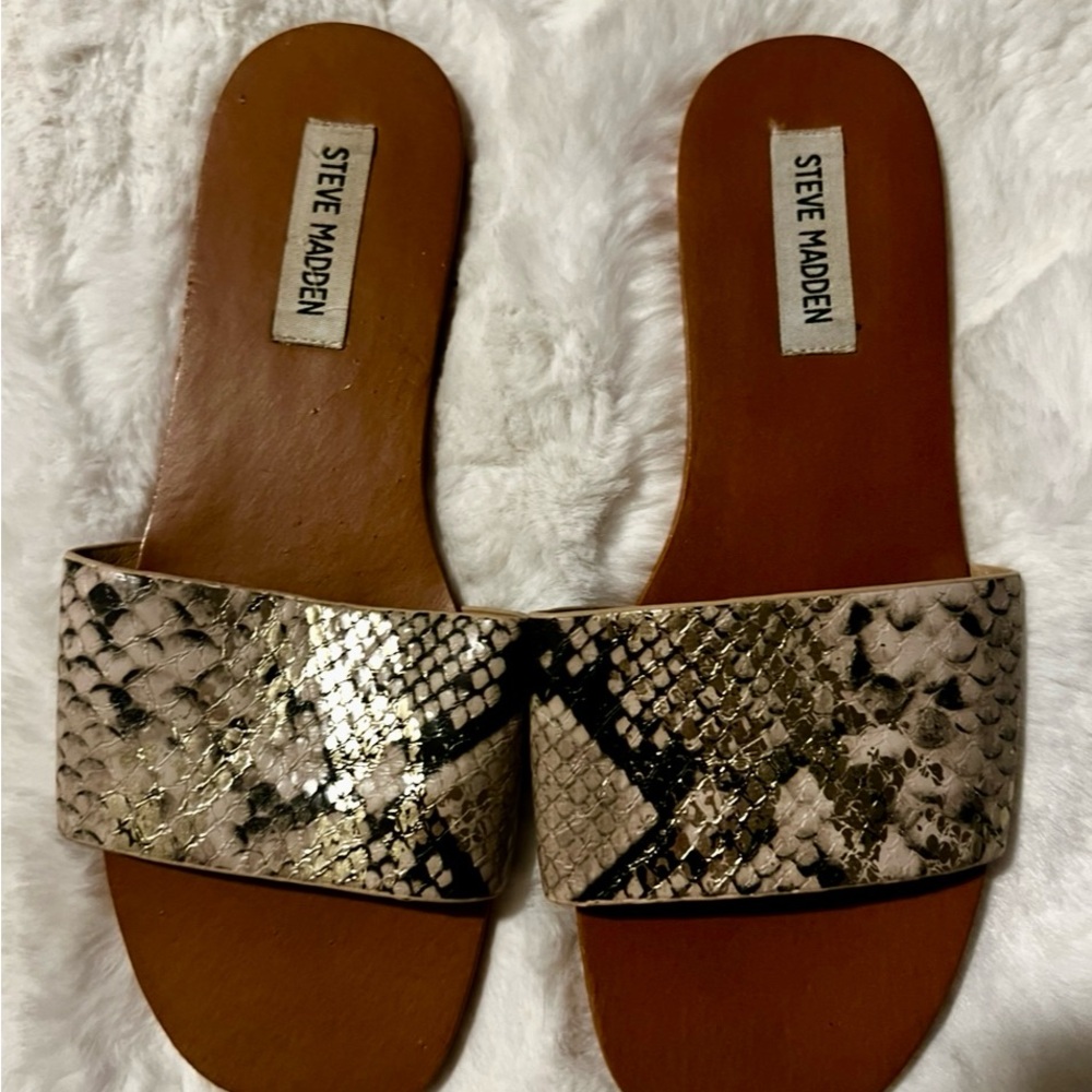 NWOT Steve Madden Nikini Slides